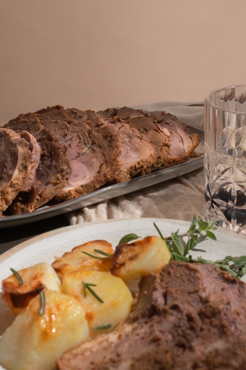 Pernil de Cordero fileteado a las hierbas Pernil de Cordero fileteado a las hierbas
