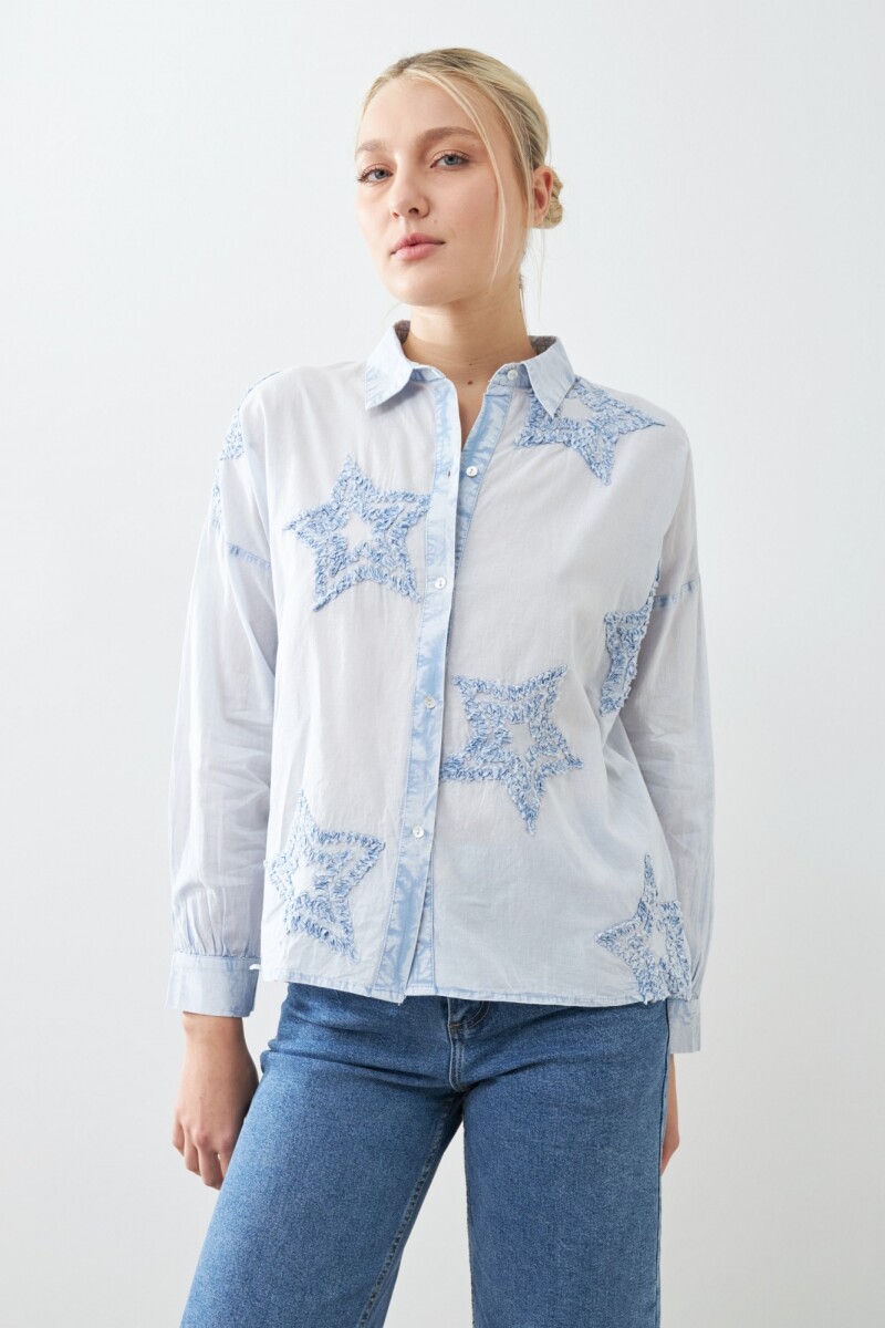 Camisa con estrellas aplicadas celeste