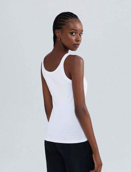 MUSCULOSA BÁSICA EN TELA ACANALADA BLANCO