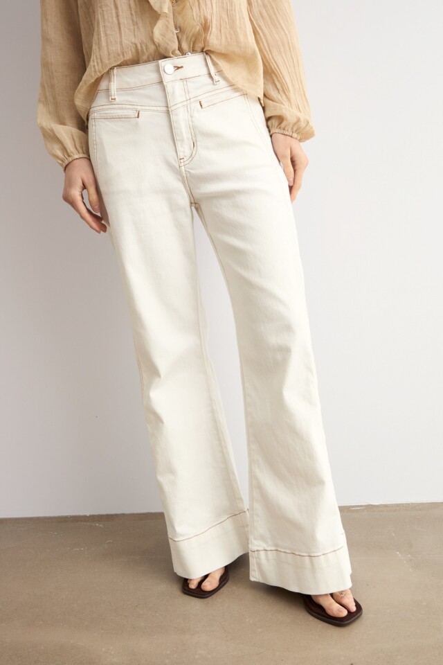 Blusa con volados beige
