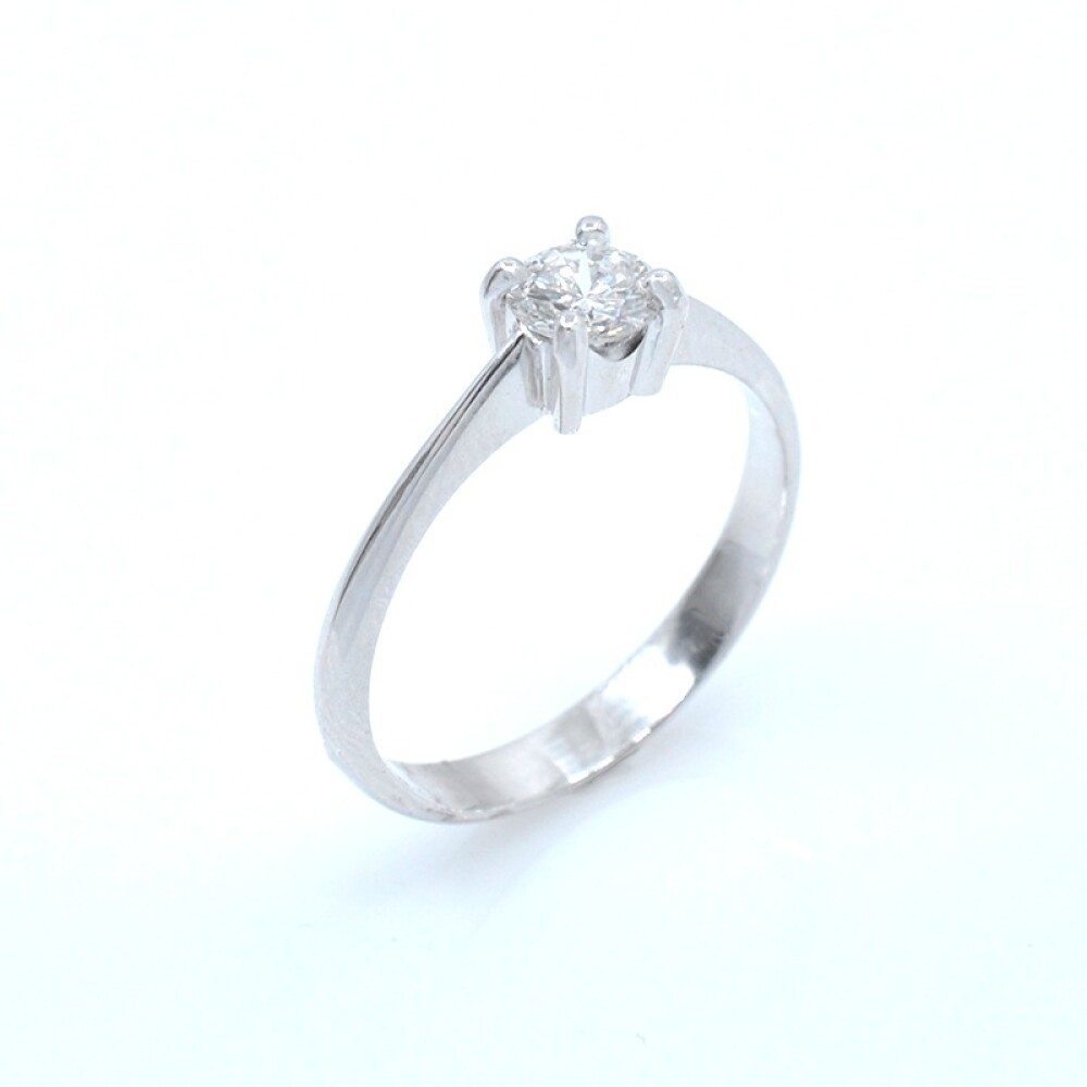 Anillo en oro 18k blanco y brillante. Anillo en oro 18k blanco y brillante.
