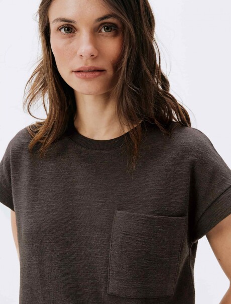 VESTIDO BÁSICO CON TEXTURA MARRÓN