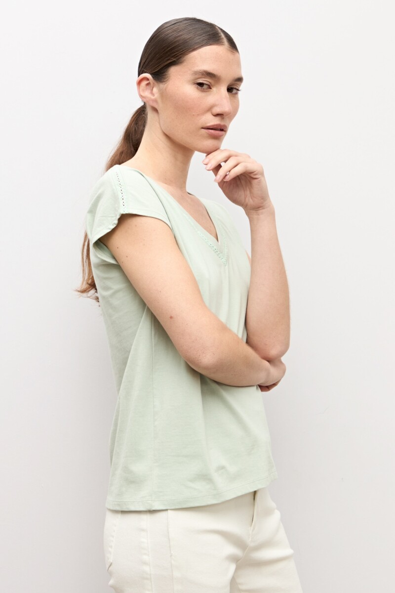 Remera escote V con vainillas verde pastel