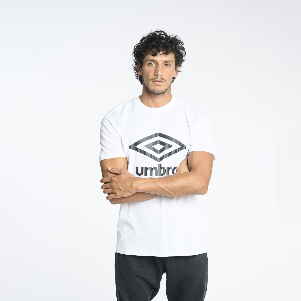 Remera FW LARGE LOGO TEE Umbro Hombre - 13v 