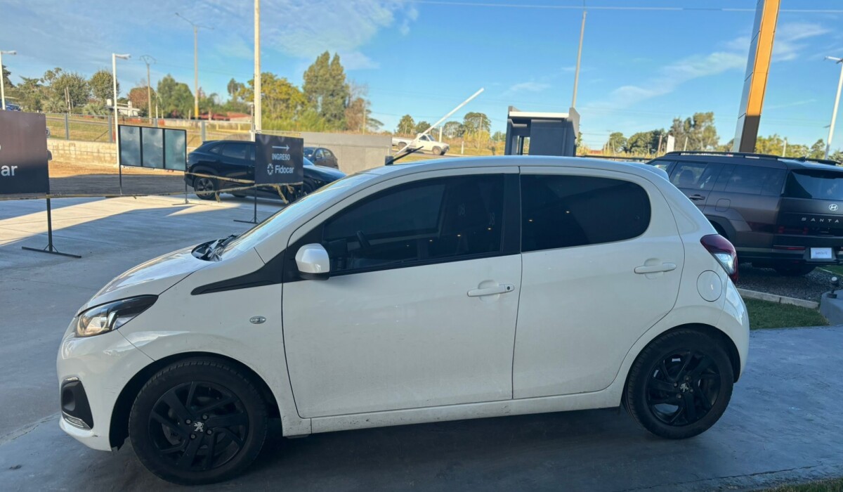 Peugeot 108 Allure 1,0 - 2015 Peugeot 108 Allure 1,0 - 2015