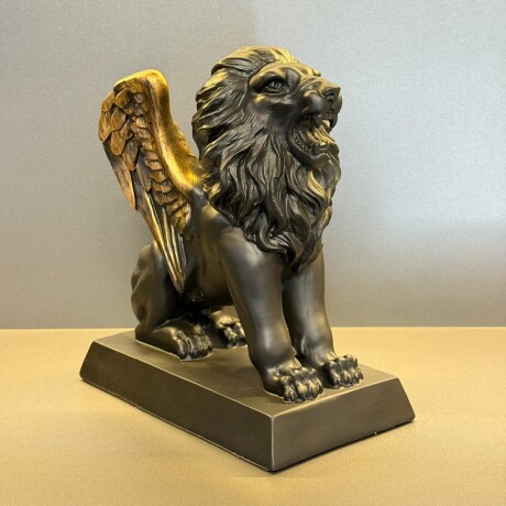 Escultura León con Alas Resina Altura 18cm x Largo 24cm x Ancho 18cm Escultura León con Alas Resina Altura 18cm x Largo 24cm x Ancho 18cm