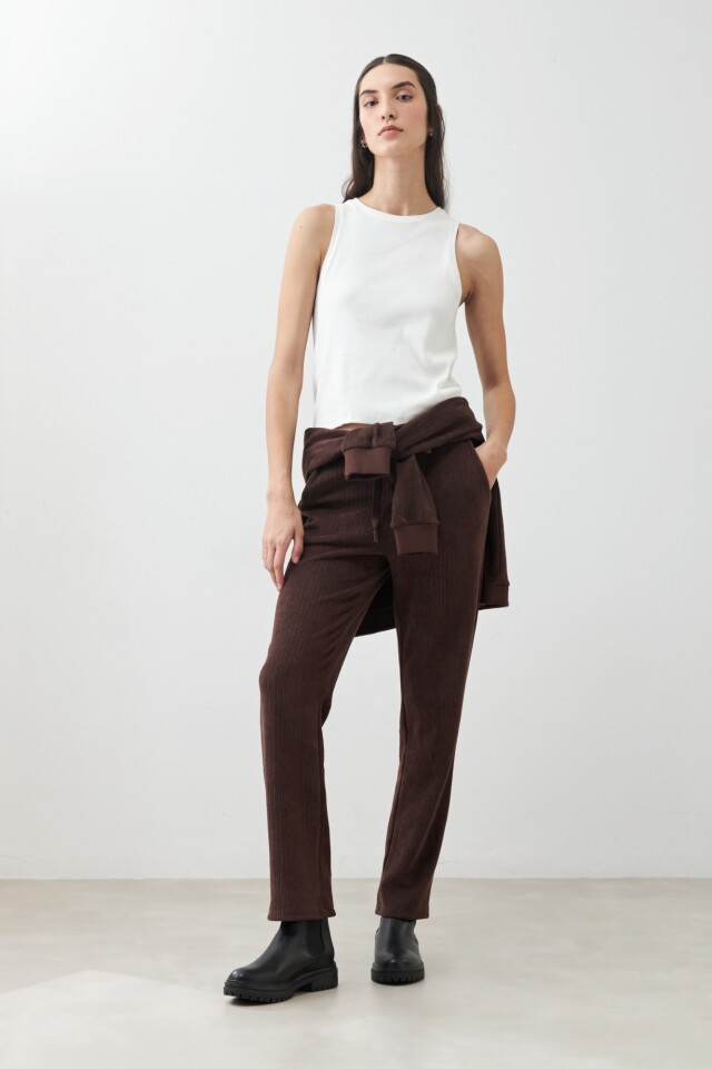 Jogger c/textura acanalada chocolate