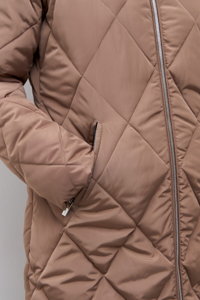 Campera capitoneada con capucha tostado