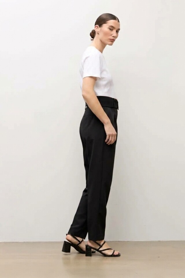 Pantalón sastrero con cinturón negro