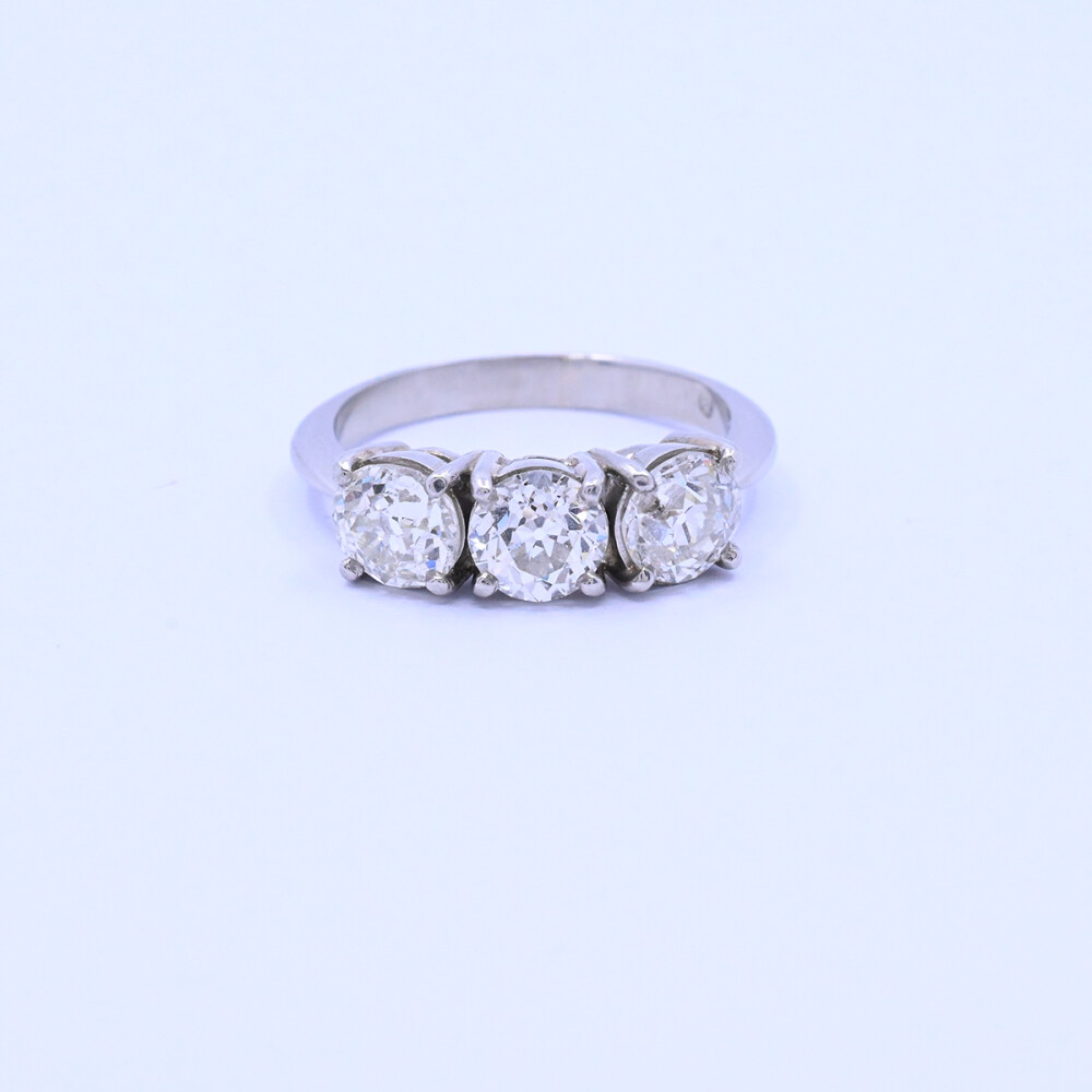 Anillo platino y 3 brillantes. Anillo platino y 3 brillantes.
