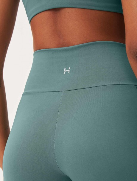 BERMUDA DEPORTIVA CON BOLSILLO VERDE