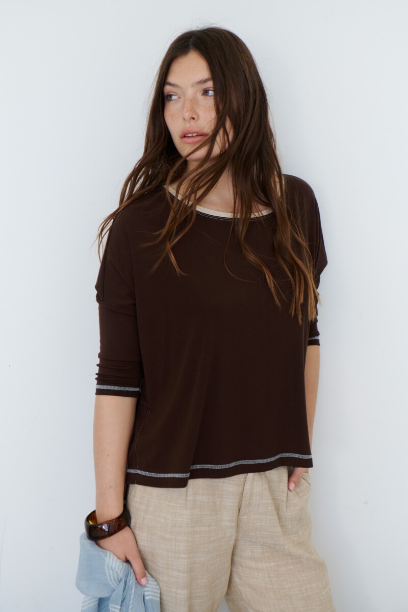 REMERA LIZA MARRON