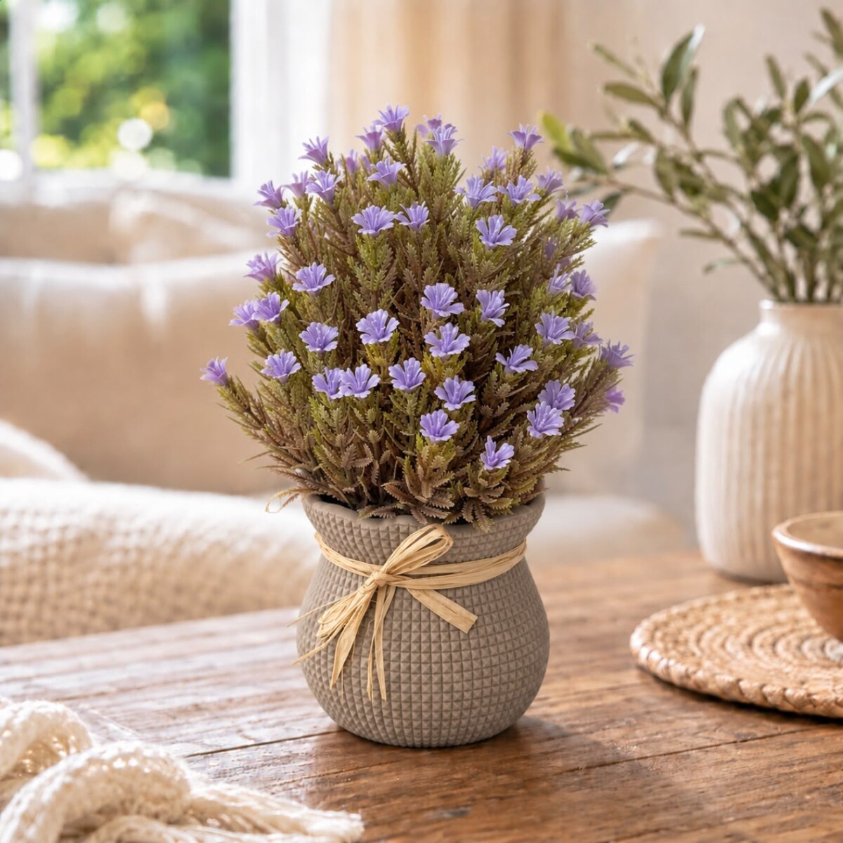 Planta Artificial con Flores Lilas y Maceta Decorativa con Lazo Altura 25cm 