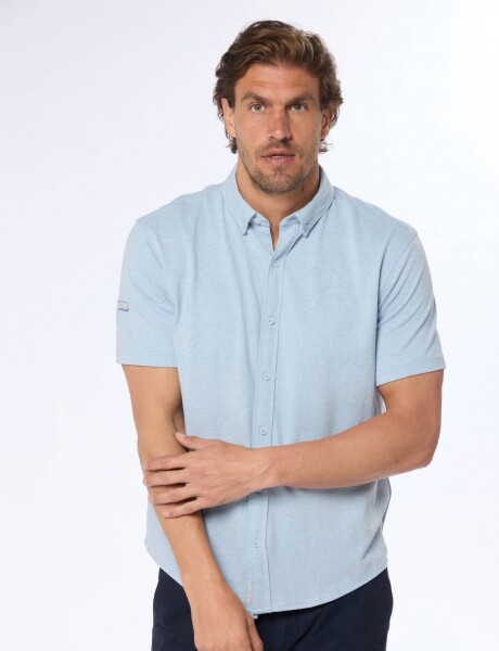 CAMISA LISA EN PIQUE Celeste