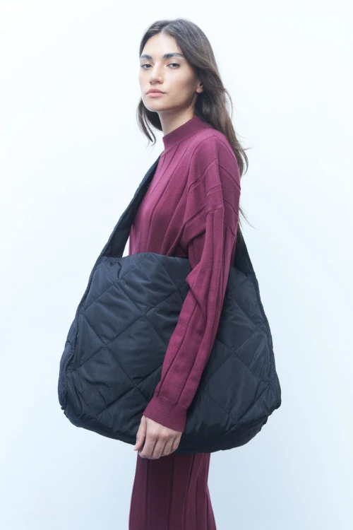 Bolso oversize matelaseado negro