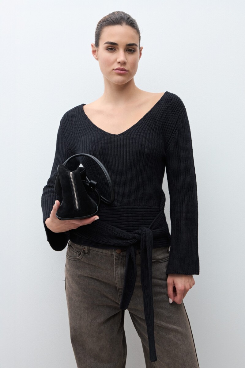 Sweater con lazo negro