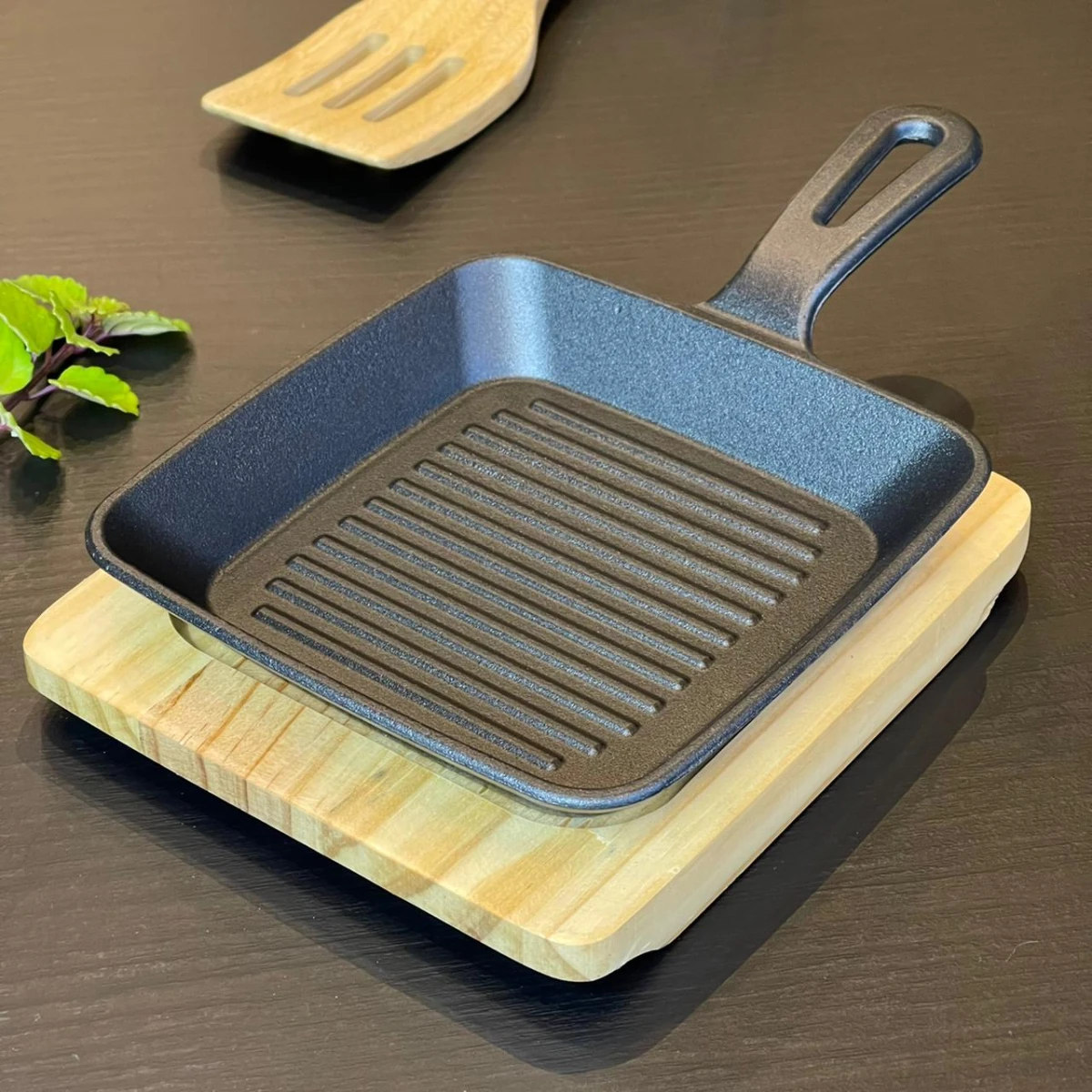 Mini Sarten Hierro Fundido C/Base Madera 16cm x 16cm 