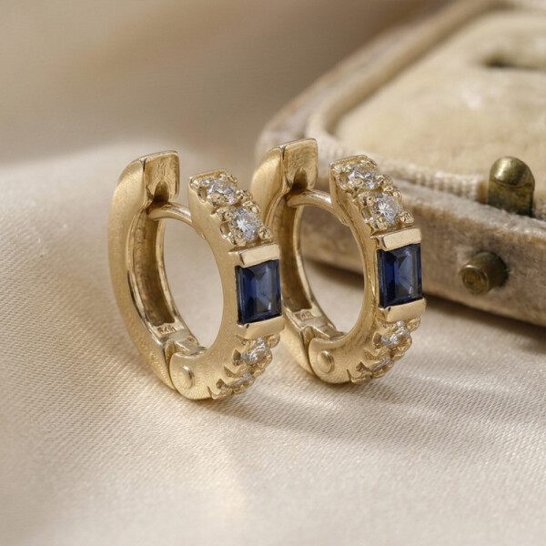 Aros Mila en Oro Amarillo 18k con Brillantes y Zafiros Aros Mila en Oro Amarillo 18k con Brillantes y Zafiros