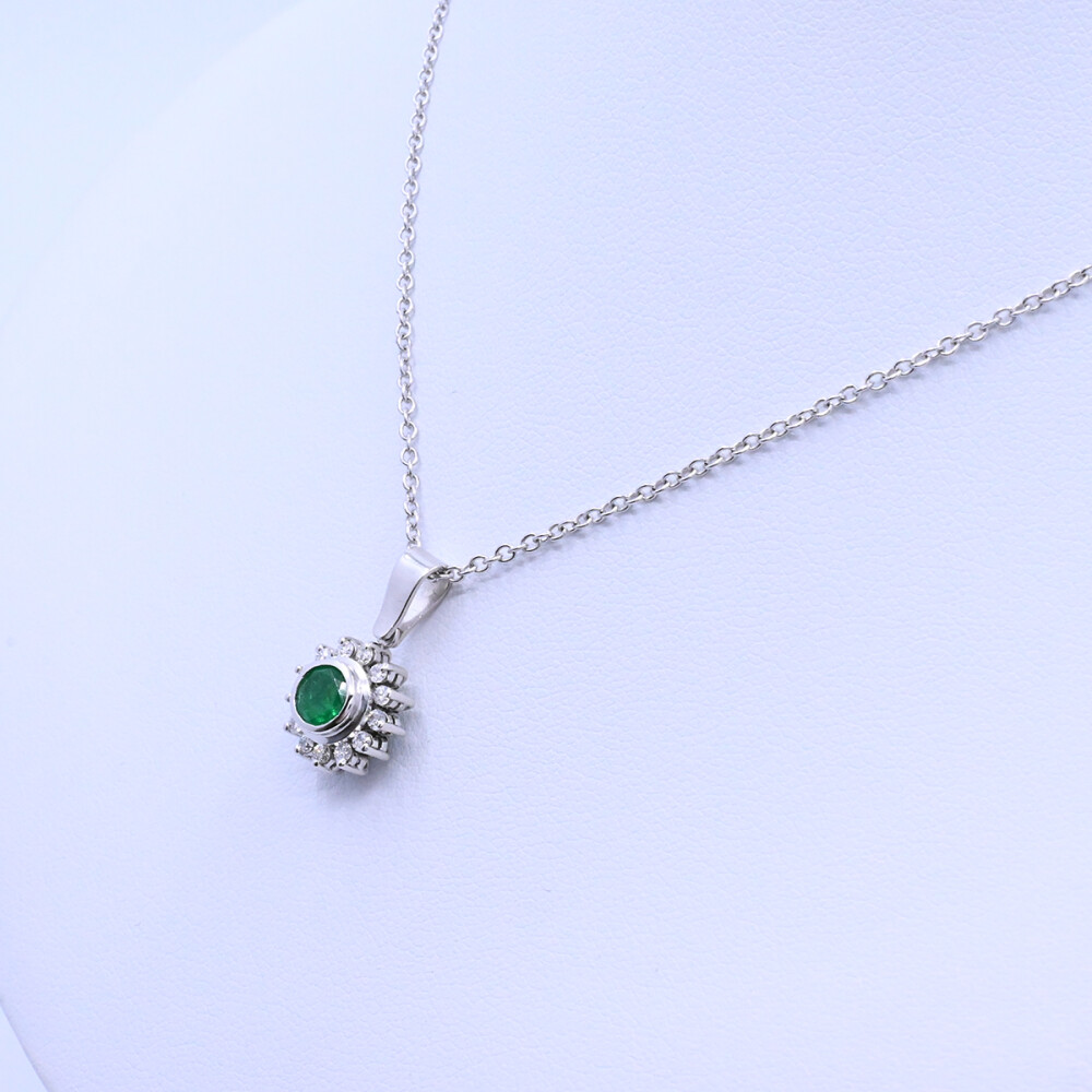 Colgante oro 18k blanco con esmeralda y brillantes. Colgante oro 18k blanco con esmeralda y brillantes.