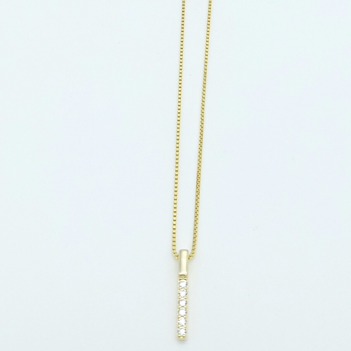 Colgante de plata 925 con baño de oro amarillo y circonias. 
