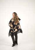 Blusa over size de viscosa elastizada, de base negra. Naranja