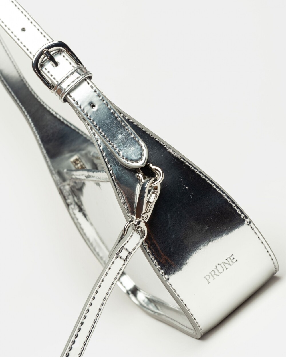 Cartera al hombro Leaf en efecto cuero charol Metalizado