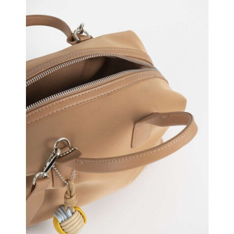 Cartera Bowling Con Charm Marron Camel