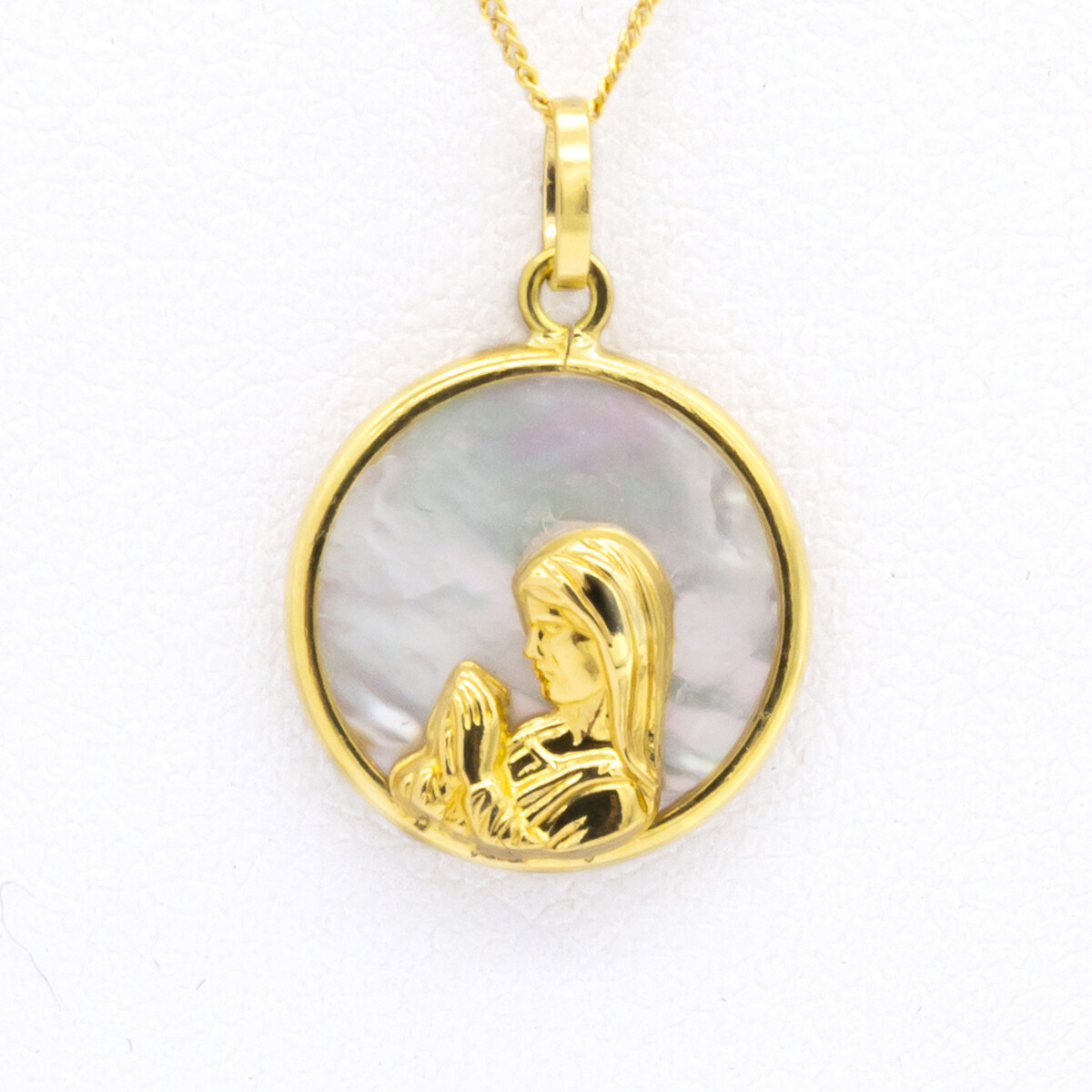 Medalla religiosa de oro 18 ktes y nácar. 