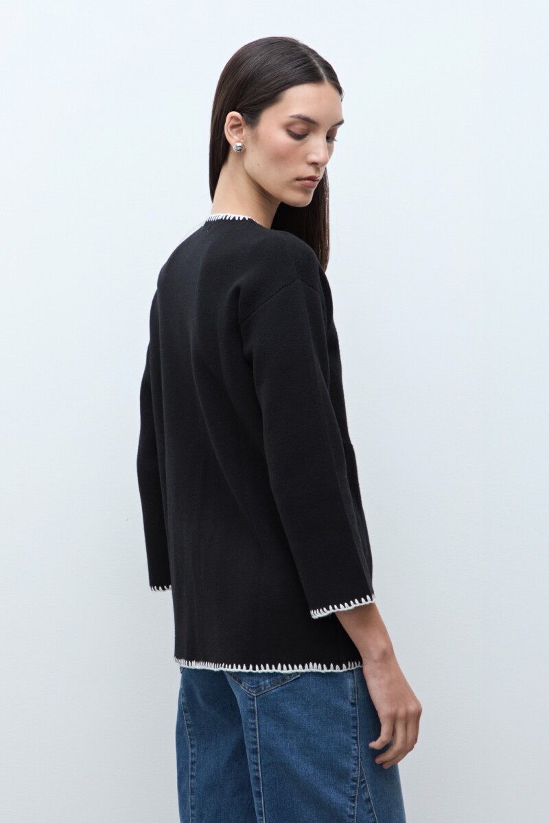 Sacón bordado en contraste negro