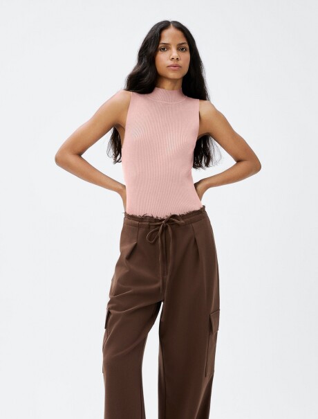 MUSCULOSA EN TELA ACANALADA CON CUELLO ALTO ROSA