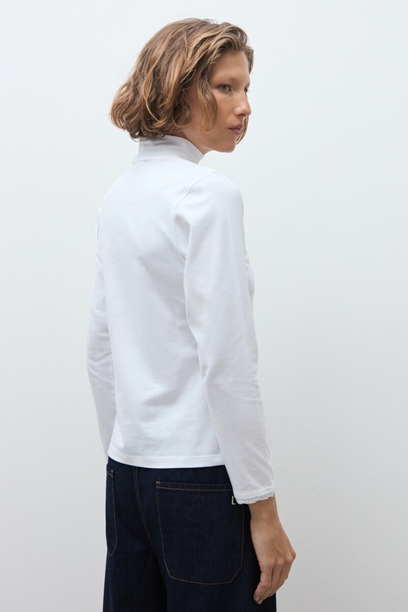 Remera puntilla en puños blanco