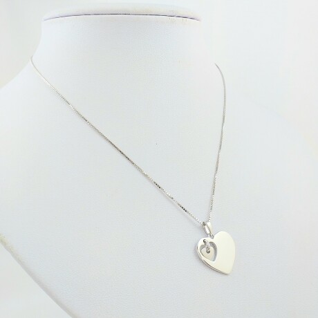 Cadena de plata 925 y colgante de corazón, modelo cupido con baño de oro gris. Cadena de plata 925 y colgante de corazón, modelo cupido con baño de oro gris.