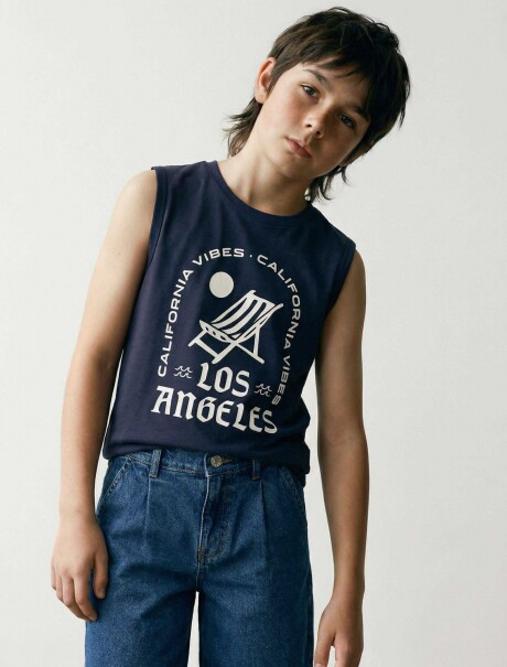 MUSCULOSA INFANTIL CON ESTAMPA AZUL