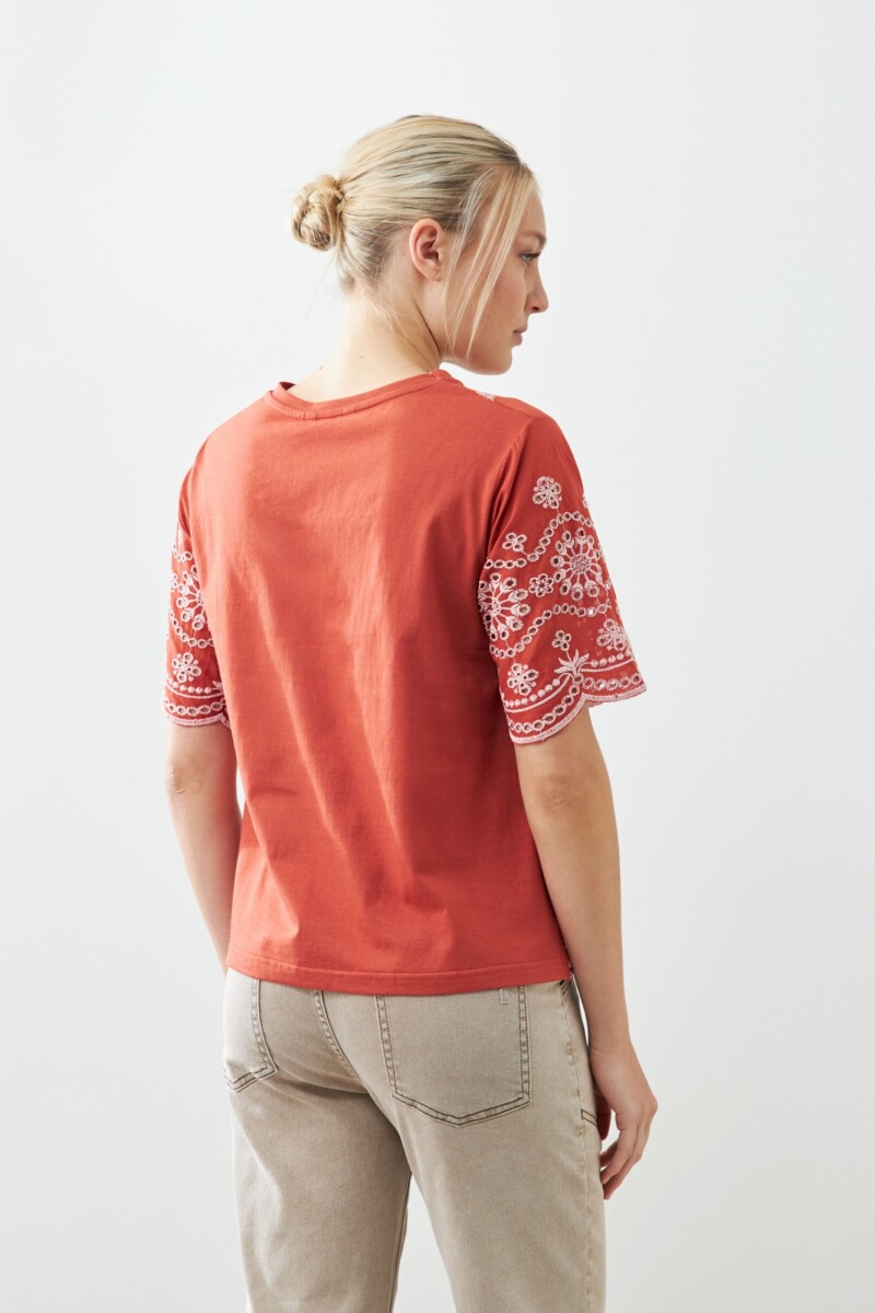 Remera con broderie lacre