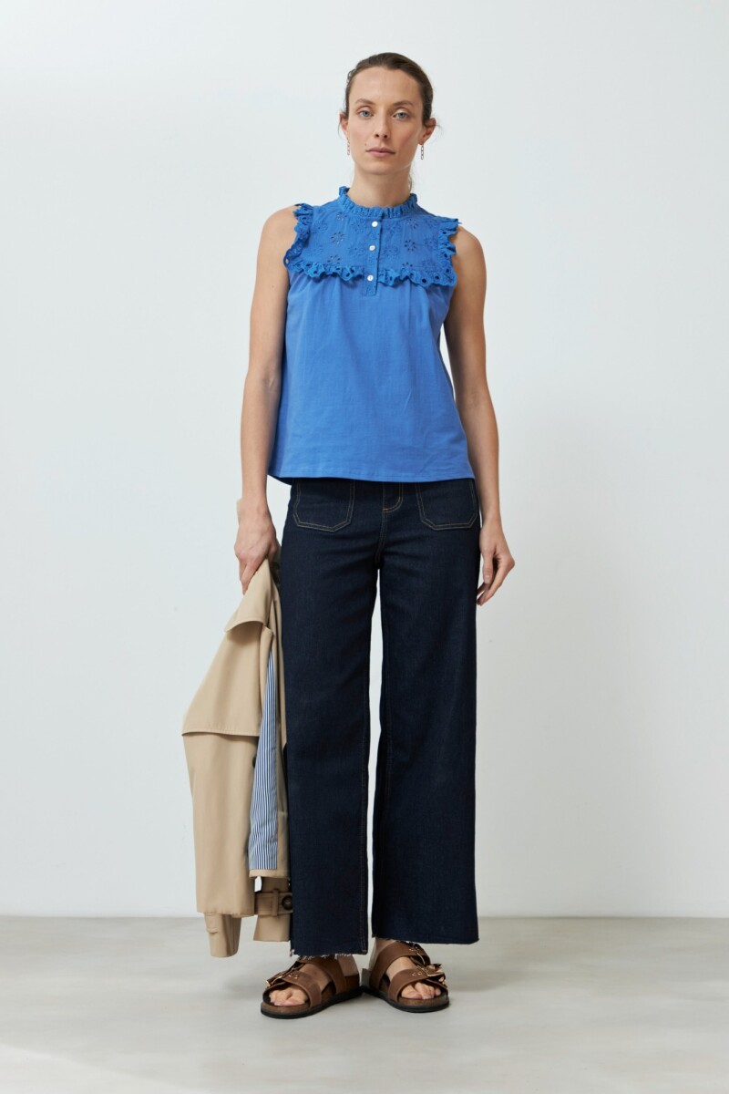 Top con broderie y volados - azul regata 