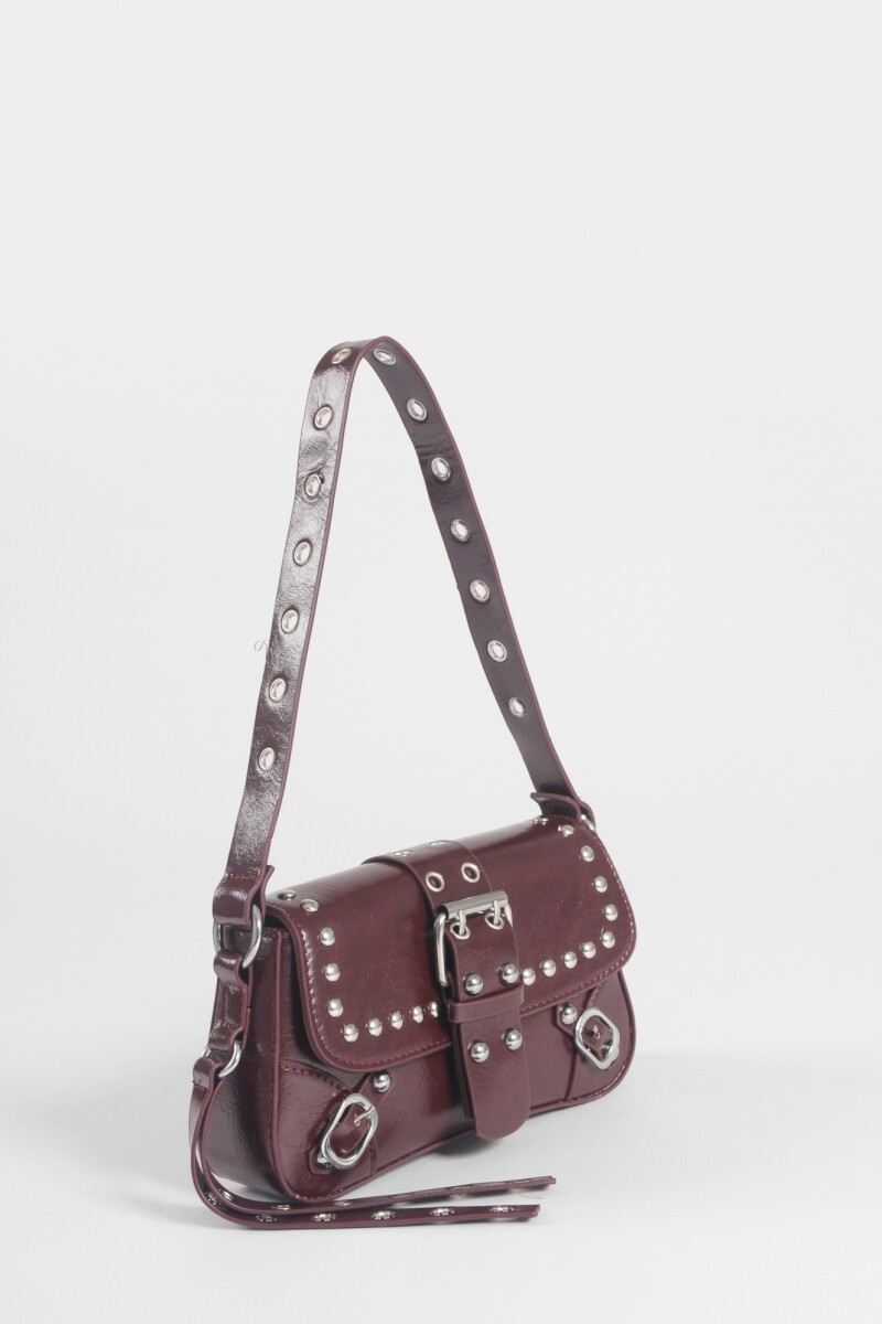Cartera de hombro con hebilla y tachas bordo