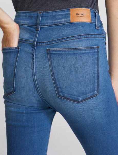 PANTALÓN DE JEAN CINTURA MEDIA SKINNY CELESTE