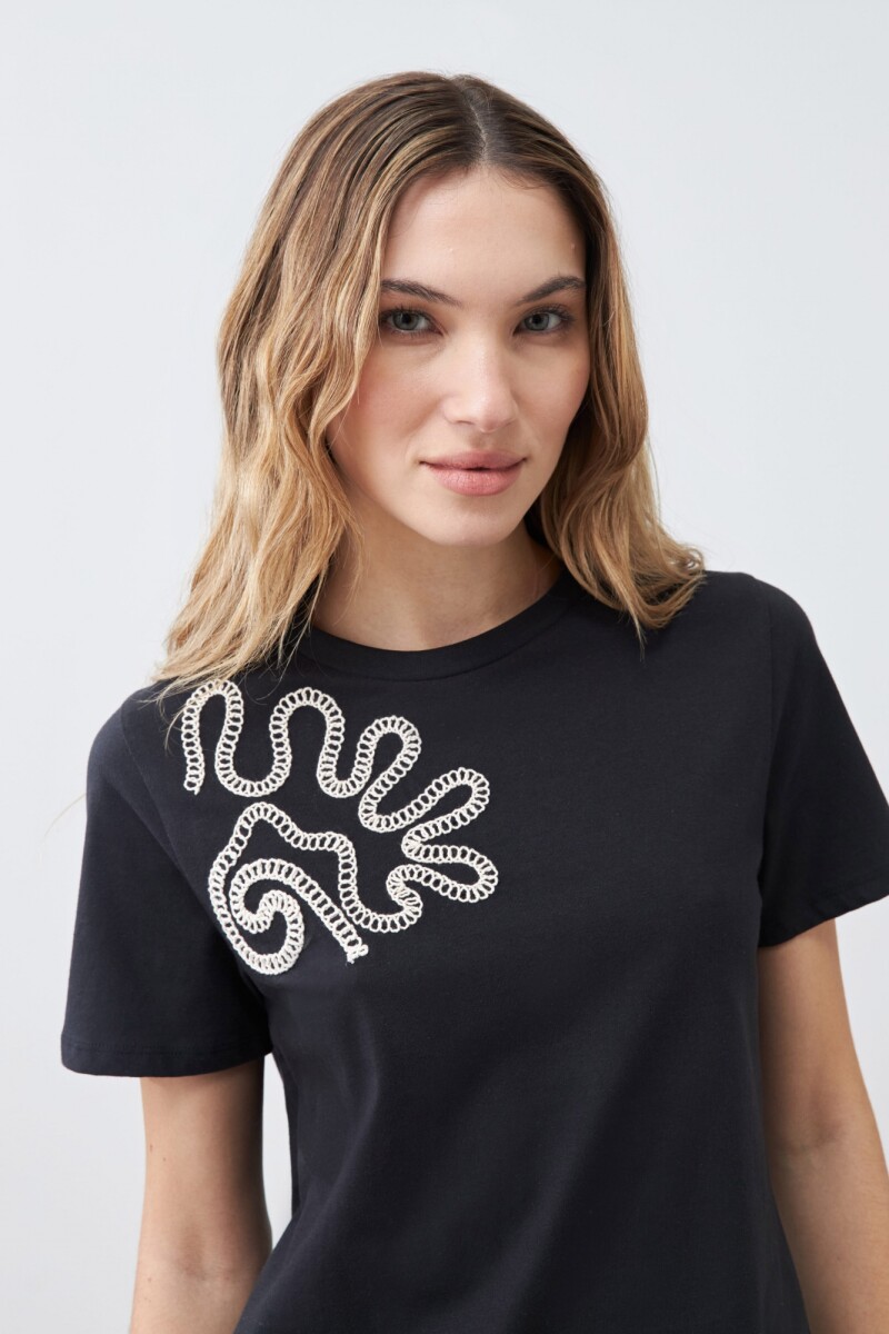 Remera con bordado en contraste negro