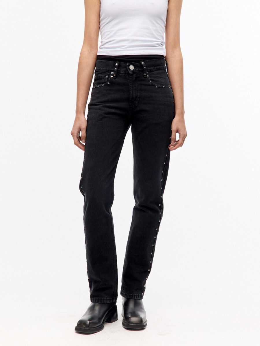 STRAIGHT BLACK STUDS 