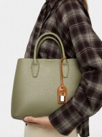 Bolso Tote Con Textura Y Colgante caqui