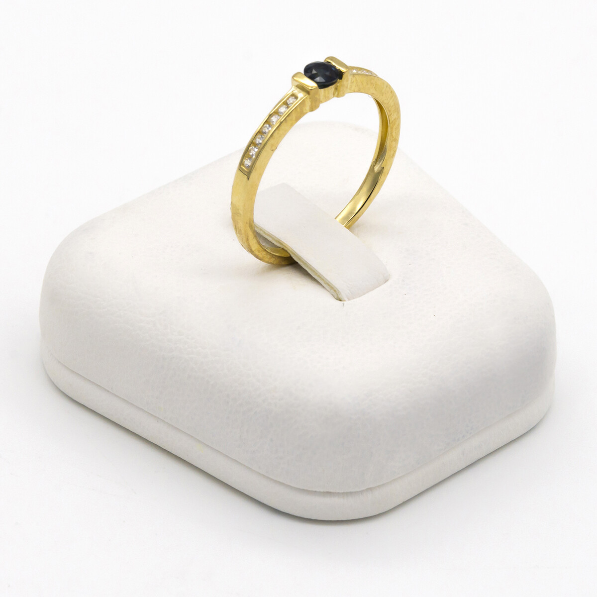 Anillo de oro 9 ktes con circonias y zafiro azul. 