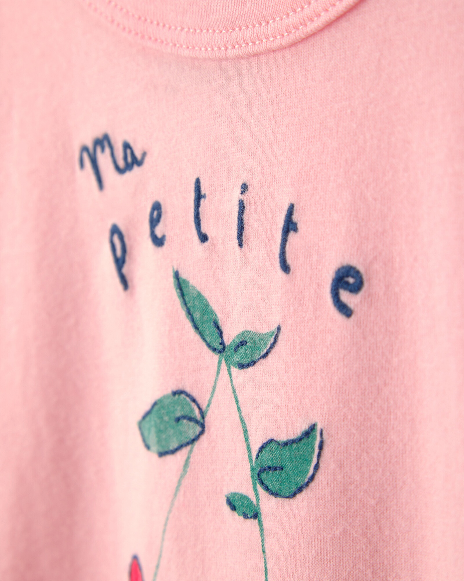 Remera de algodón, manga corta, rosada, estampa cerezas Sin color