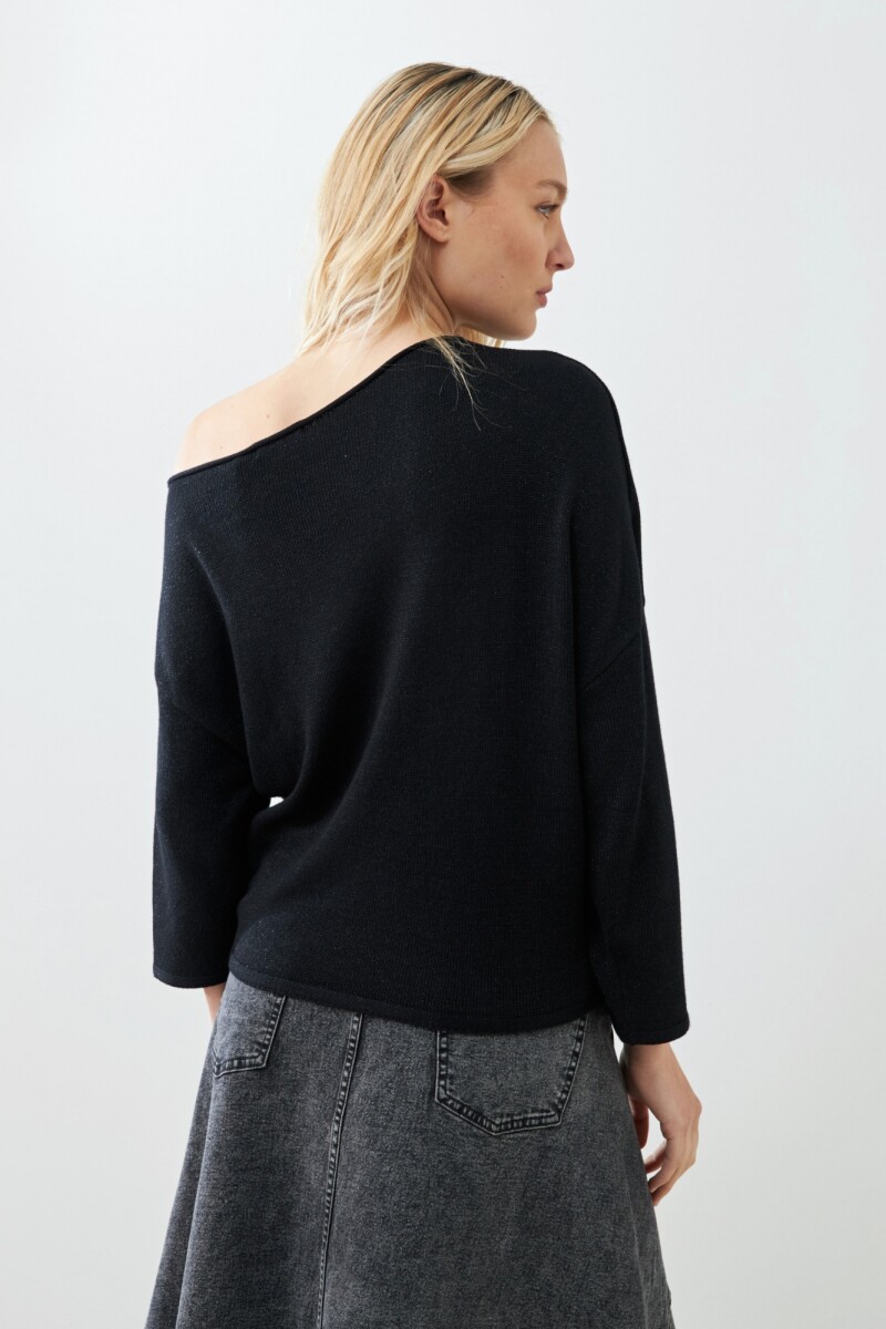 Sweater escote asimétrico negro