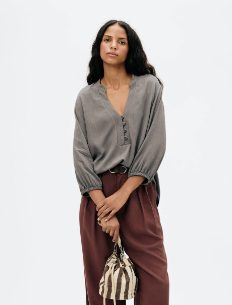 BLUSA ESCOTE V CON BOTONES GRIS