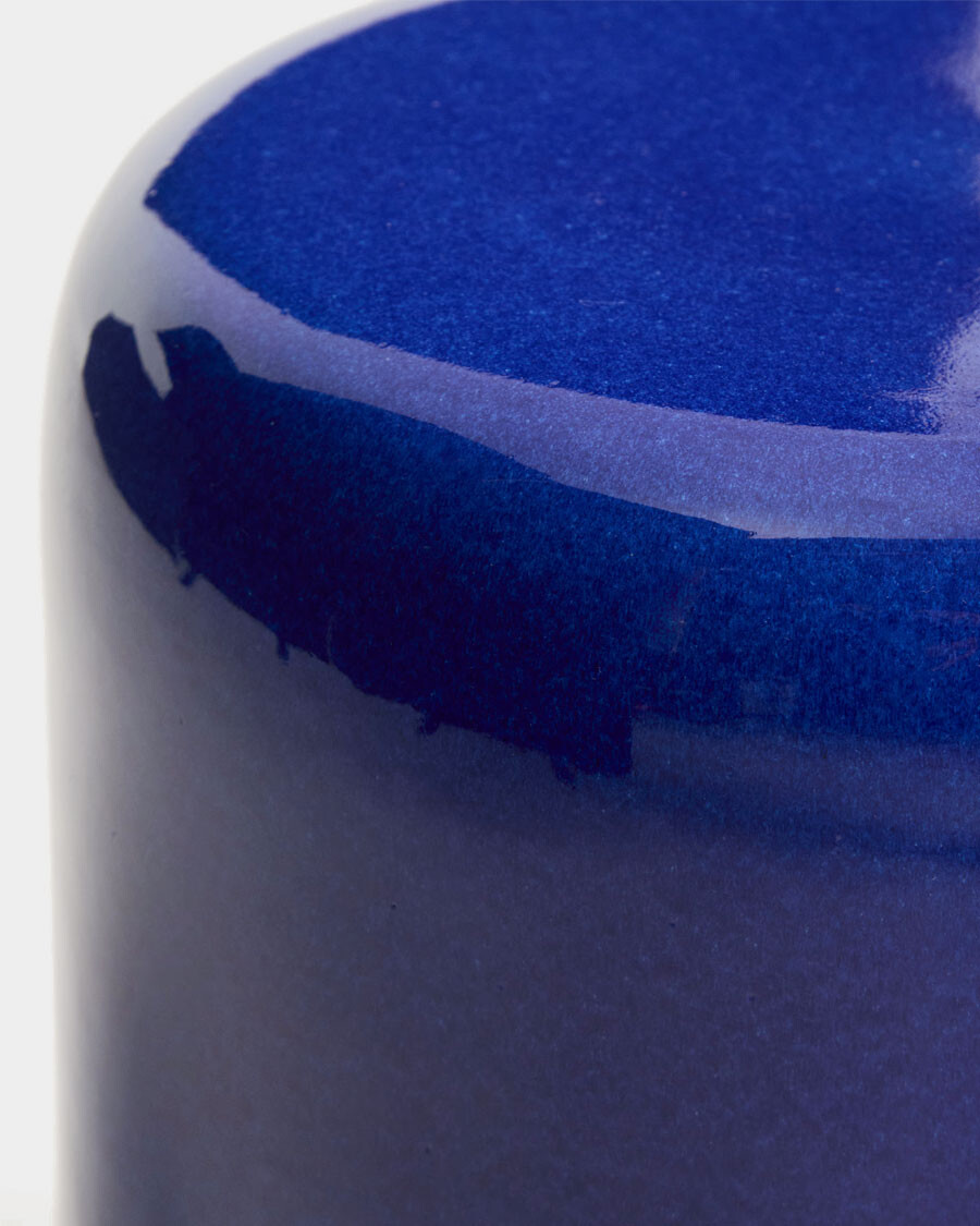 Mesa auxiliar exterior Mesquida de cerámica con acabado azul glaseado Ø 35 cm Mesa auxiliar exterior Mesquida de cerámica con acabado azul glaseado Ø 35 cm