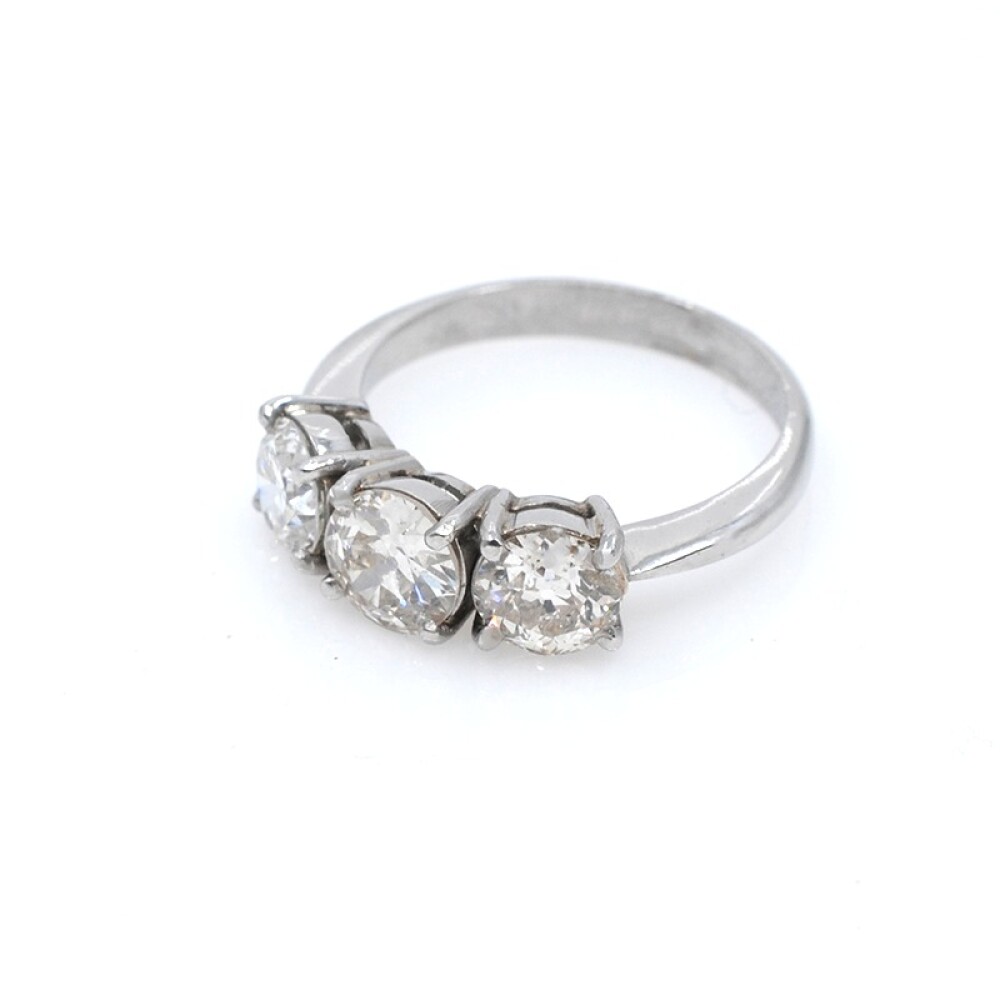 Anillo estilo antiguo en platino, con 3 brillantes, engarce 4 puntas. Anillo estilo antiguo en platino, con 3 brillantes, engarce 4 puntas.