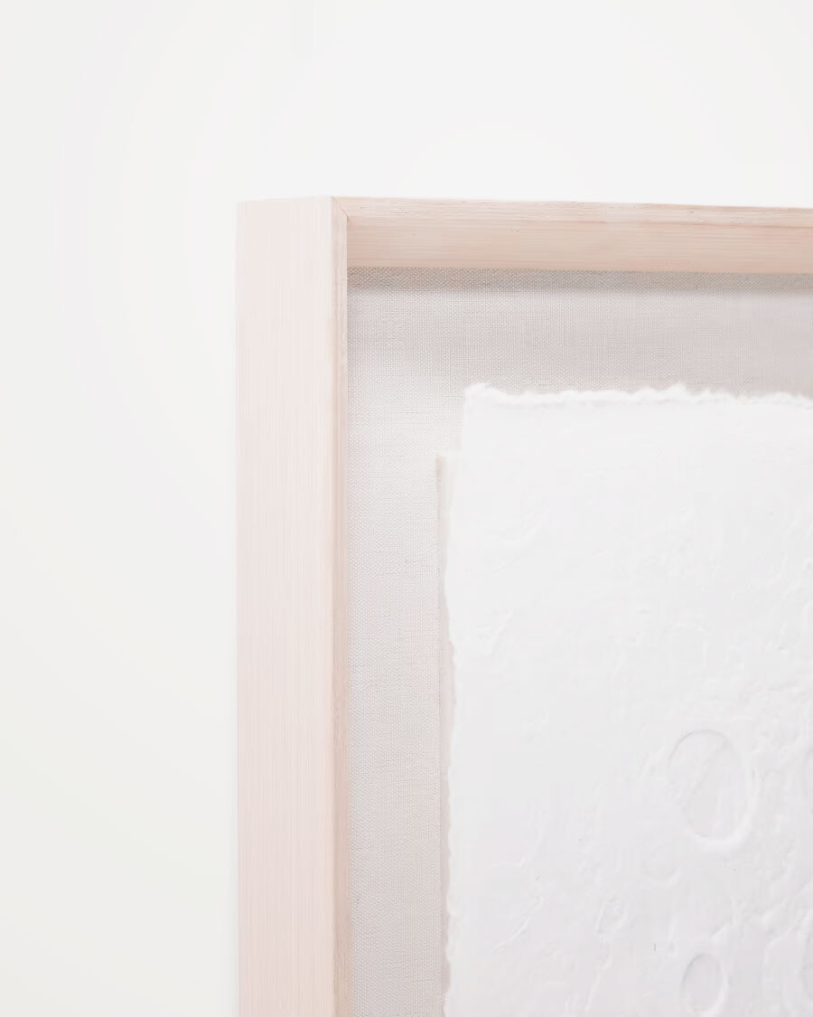 Cuadro abstracto Olvin de papel reciclado blanco con relieves hechos a mano 44 x 94 cm