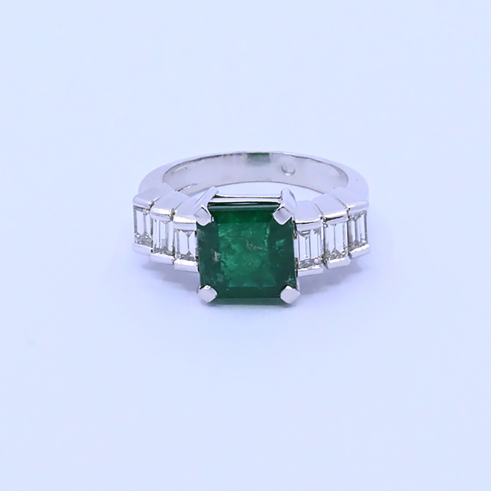 Anillo platino, esmeralda y 6 brillantes. Anillo platino, esmeralda y 6 brillantes.