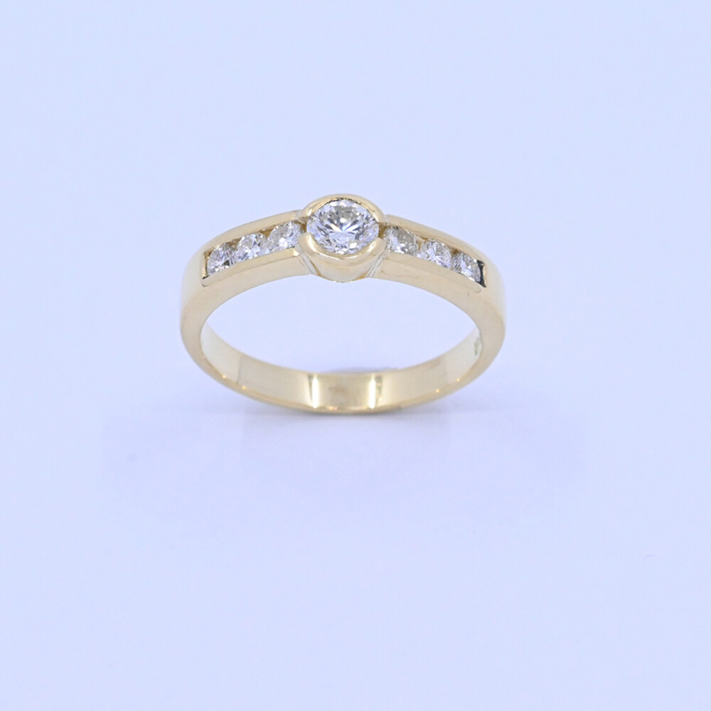 Anillo oro 18k y brillantes. Anillo oro 18k y brillantes.