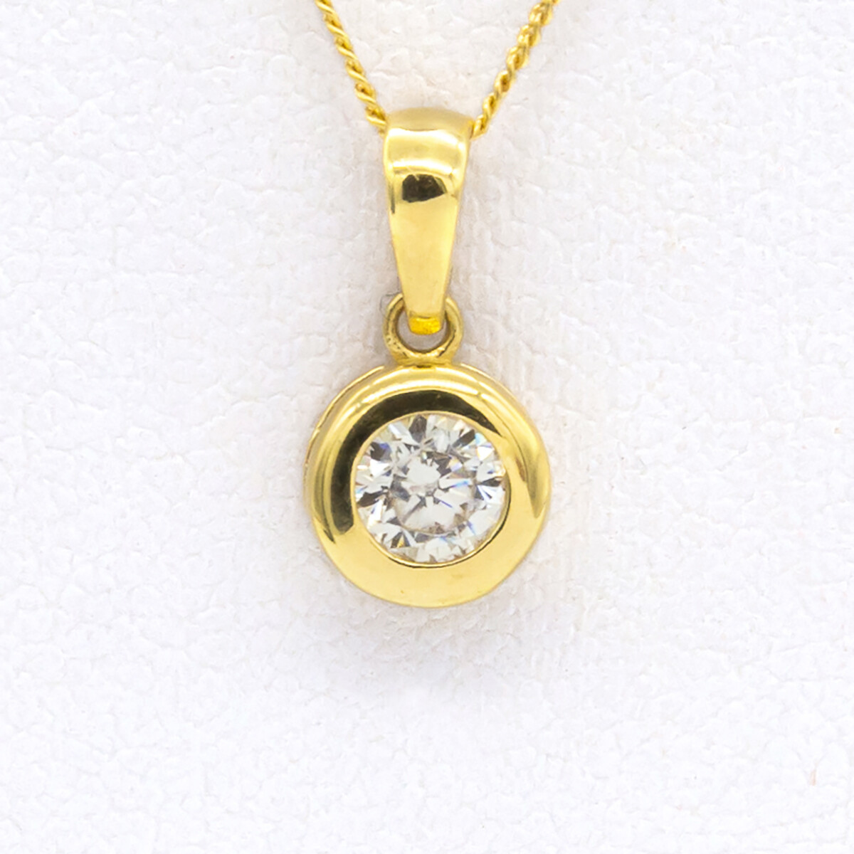 Dije de oro 18 ktes con circonia. 